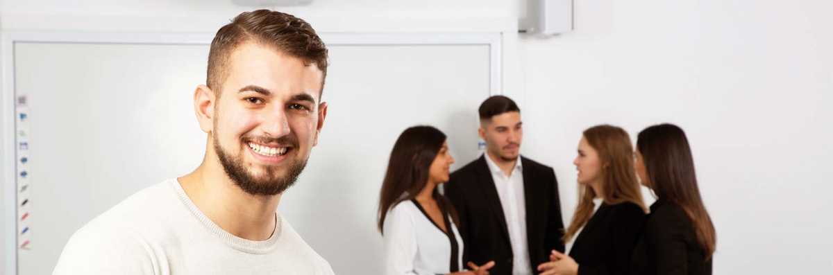 Testimonial von Asmen Topuz, Auszubildender der Volksbank Mainspitze eG